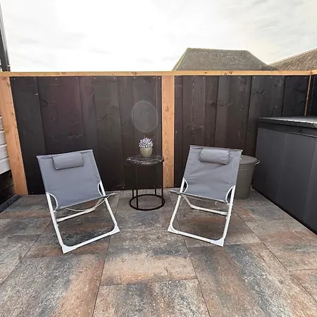 Luuk & Pleun Aan Zee Alpstuga *